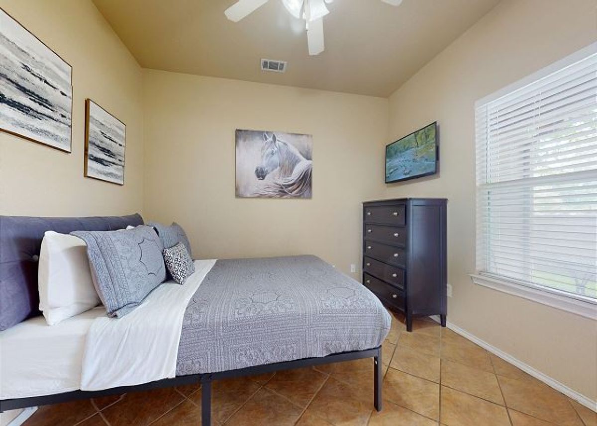 Bedroom with queen size bed