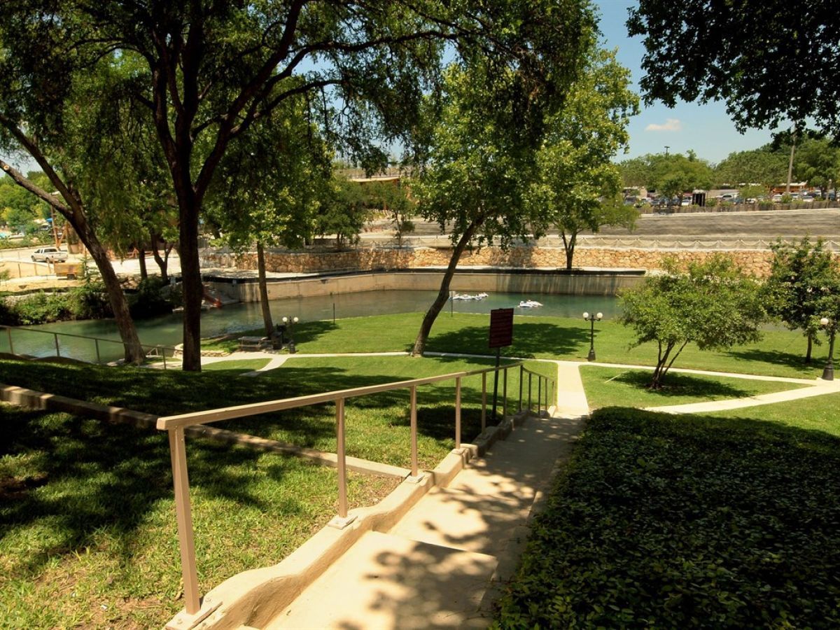path to river from Comal River Condos